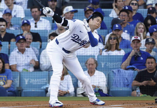 Los Angeles Dodgers designated hitter Shohei Ohtani (17) strikes out swinging against the Milwaukee Brewers in the first inning during game four of the MLB, Baseball Herren, USA National League Championship Series at Dodger Stadium in Los Angeles, California, on Thursday, October 15, 2026.  LAP20261015703 CAROLINExBREHMAN