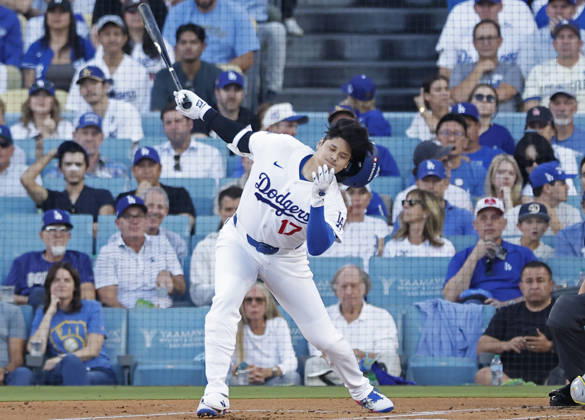 Los Angeles Dodgers designated hitter Shohei Ohtani (17) strikes out swinging against the Milwaukee Brewers in the first inning during game four of the MLB, Baseball Herren, USA National League Championship Series at Dodger Stadium in Los Angeles, California, on Thursday, October 15, 2026.  LAP20261015705 CAROLINExBREHMAN