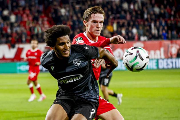 ENSCHEDE - Olivier Mambwa of FC Thun battles for possession with Daan Rots of FC Twente during the UEFA Conference League match between FC Twente and FC Thun at De Grolsch Veste on October 15, 2026 in Enschede, the Netherlands. WART BRINKERHOF ANP UEFA Conference League 2026 27 xVIxANPxSportx xMarcelxterxBalsxIVx 572580585 originalFilename: 572580585.jpg