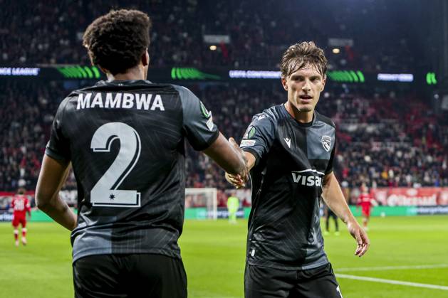 ENSCHEDE - Justin Roth of FC Thun shakes hands with Olivier Mambwa of FC Thun during the UEFA Conference League match between FC Twente and FC Thun at De Grolsch Veste on October 15, 2026 in Enschede, the Netherlands. WART BRINKERHOF ANP UEFA Conference League 2026 27 xVIxANPxSportx xMarcelxterxBalsxIVx 572580601 originalFilename: 572580601.jpg