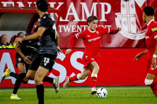ENSCHEDE - Daan Rots of FC Twente dribbles with the ball during the UEFA Conference League match between FC Twente and FC Thun at De Grolsch Veste on October 15, 2026 in Enschede, the Netherlands. WART BRINKERHOF ANP UEFA Conference League 2026 27 xVIxANPxSportx xMarcelxterxBalsxIVx 572580618 originalFilename: 572580618.jpg