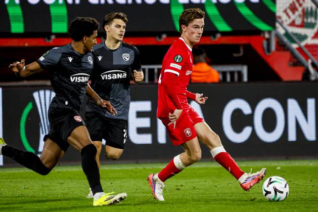 ENSCHEDE - Daan Rots of FC Twente passes the ball during the UEFA Conference League match between FC Twente and FC Thun at De Grolsch Veste on October 15, 2026 in Enschede, Netherlands. WART BRINKERHOF ANP UEFA Conference League 2026 27 xVIxANPxSportx xMarcelxterxBalsxIVx 572580620 originalFilename: 572580620.jpg