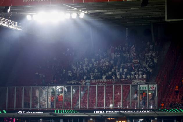 ENSCHEDE - Supporters of FC Thun during the UEFA Conference League match between FC Twente and FC Thun at De Grolsch Veste on October 15, 2026 in Enschede, the Netherlands. WART BRINKERHOF ANP UEFA Conference League 2026 27 xVIxANPxSportx xMarcelxterxBalsxIVx 572580625 originalFilename: 572580625.jpg