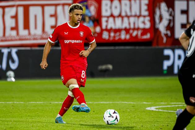 ENSCHEDE - Daouda Weidmann of FC Twente passes the ball during the UEFA Conference League match between FC Twente and FC Thun at De Grolsch Veste on October 15, 2026 in Enschede, Netherlands. WART BRINKERHOF ANP UEFA Conference League 2026 27 xVIxANPxSportx xMarcelxterxBalsxIVx 572580675 originalFilename: 572580675.jpg