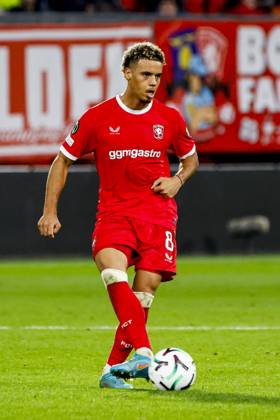 ENSCHEDE - Daouda Weidmann of FC Twente passes the ball during the UEFA Conference League match between FC Twente and FC Thun at De Grolsch Veste on October 15, 2026 in Enschede, Netherlands. WART BRINKERHOF ANP UEFA Conference League 2026 27 xVIxANPxSportx xMarcelxterxBalsxIVx 572580683 originalFilename: 572580683.jpg
