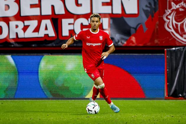 ENSCHEDE - Daouda Weidmann of FC Twente dribbles with the ball during the UEFA Conference League match between FC Twente and FC Thun at De Grolsch Veste on October 15, 2026 in Enschede, the Netherlands. WART BRINKERHOF ANP UEFA Conference League 2026 27 xVIxANPxSportx xMarcelxterxBalsxIVx 572580719 originalFilename: 572580719.jpg