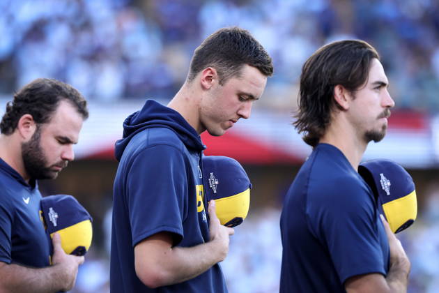 MLB, Baseball Herren, USA Postseason: NLCS Game 4 - Los Angeles Dodgers vs Milwaukee Brewers Milwaukee Brewers pitcher Jacob Misiorowski (C) stands during the national anthem before Game 4 of the National League Championship Series between the Los Angeles Dodgers and the Milwaukee Brewers at Dodger Stadium in Los Angeles, California, USA, 15 October 2026. LOS ANGELES CALIFORNIA UNITED STATES  Copyright: xCHRISxTORRESx