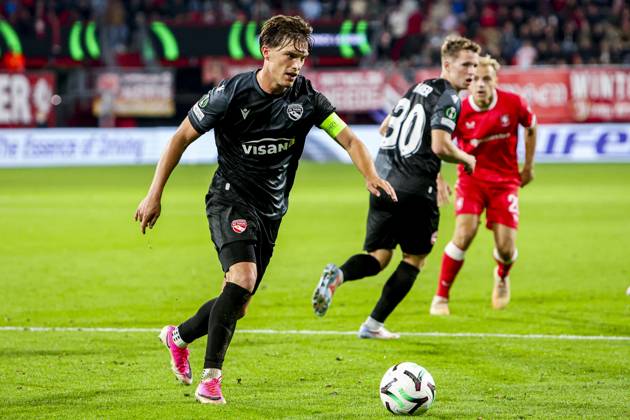 ENSCHEDE - Justin Roth of FC Thun passes the ball during the UEFA Conference League match between FC Twente and FC Thun at De Grolsch Veste on October 15, 2026 in Enschede, Netherlands. WART BRINKERHOF ANP UEFA Conference League 2026 27 xVIxANPxSportx xMarcelxterxBalsxIVx 572580728 originalFilename: 572580728.jpg