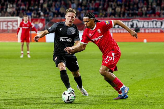 ENSCHEDE - Filip Thorvaldsen of FC Twente dribbles with the ball under pressure from Nico Maier of FC Thun during the UEFA Conference League match between FC Twente and FC Thun at De Grolsch Veste on 15 October 2026 in Enschede, the Netherlands. WART BRINKERHOF ANP UEFA Conference League 2026 27 xVIxANPxSportx xMarcelxterxBalsxIVx 572580775 originalFilename: 572580775.jpg