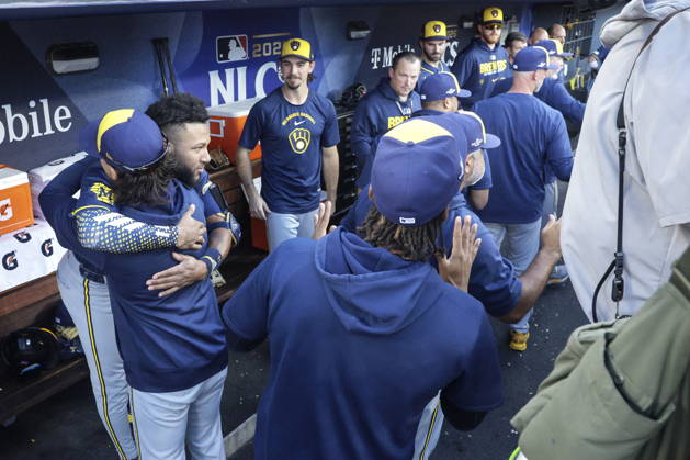 MLB, Baseball Herren, USA Postseason: NLCS Game 4 - Los Angeles Dodgers vs Milwaukee Brewers Milwaukee Brewers players greet each other before Game 4 of the National League Championship Series between the Los Angeles Dodgers and the Milwaukee Brewers at Dodger Stadium in Los Angeles, California, USA, 15 October 2026. LOS ANGELES CALIFORNIA UNITED STATES  Copyright: xCHRISxTORRESx