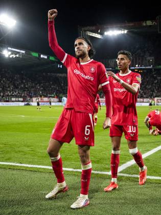 ENSCHEDE - (lr) Ramiz Zerrouki of FC Twente and Younes Taha of FC Twente celebrate the 1-0 during the Conference League match between FC Twente and FC Thun at De Grolsch Veste stadium on October 15, 2026 in Enschede, the Netherlands. TOBIAS KLEUVER ANP xVIxANPxSportx xxANPxIVx 572580641 originalFilename: 572580641.jpg