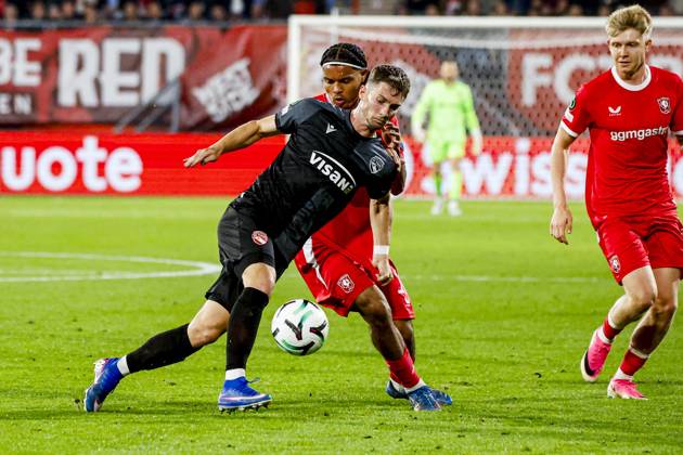 ENSCHEDE - Fabio Fehr of FC Thun battles for possession with Filip Thorvaldsen of FC Twente during the UEFA Conference League match between FC Twente and FC Thun at De Grolsch Veste on October 15, 2026 in Enschede, the Netherlands. WART BRINKERHOF ANP UEFA Conference League 2026 27 xVIxANPxSportx xMarcelxterxBalsxIVx 572580823 originalFilename: 572580823.jpg