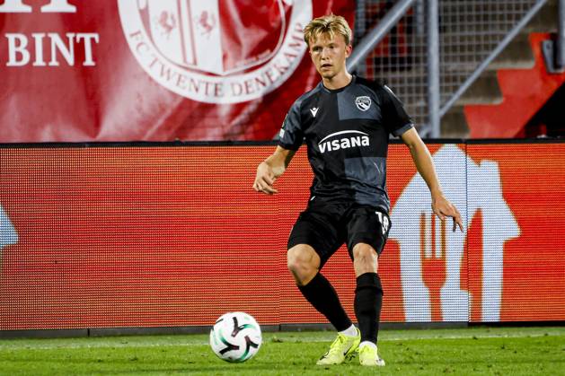 ENSCHEDE - Tom Strannegard of FC Thun passes the ball during the UEFA Conference League match between FC Twente and FC Thun at De Grolsch Veste on October 15, 2026 in Enschede, the Netherlands. WART BRINKERHOF ANP UEFA Conference League 2026 27 xVIxANPxSportx xMarcelxterxBalsxIVx 572580838 originalFilename: 572580838.jpg
