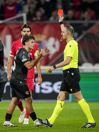 ENSCHEDE - (lr) Patrik Kristal of FC Thun receives a red card from referee Genc Nuza for rough play following VAR intervention during the Conference League match between FC Twente and FC Thun at De Grolsch Veste stadium on October 15, 2026, in Enschede, the Netherlands. TOBIAS KLEUVER ANP xVIxANPxSportx xxANPxIVx 572581017 originalFilename: 572581017.jpg