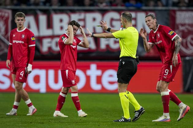 ENSCHEDE - Referee Genc Nuza cancels the yellow card for Ramiz Zerrouki of FC Twente following VAR intervention during the Conference League match between FC Twente and FC Thun at De Grolsch Veste stadium on October 15, 2026, in Enschede, the Netherlands. TOBIAS KLEUVER ANP xVIxANPxSportx xxANPxIVx 572581153 originalFilename: 572581153.jpg