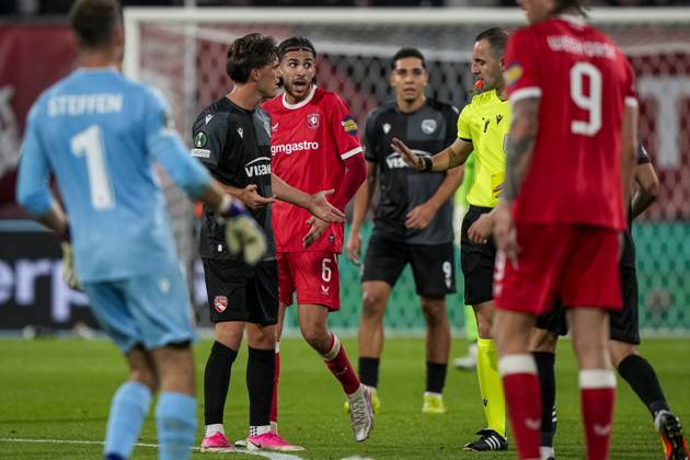 ENSCHEDE - (lr) Ramiz Zerrouki of FC Twente, Referee Genc Nuza during the Conference League match between FC Twente and FC Thun at De Grolsch Veste stadium on 15 October 2026 in Enschede, the Netherlands. TOBIAS KLEUVER ANP xVIxANPxSportx xxANPxIVx 572581220 originalFilename: 572581220.jpg