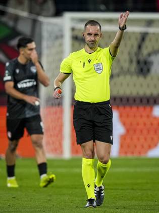 ENSCHEDE - Referee Genc Nuza during the Conference League match between FC Twente and FC Thun at De Grolsch Veste stadium on October 15, 2026 in Enschede, the Netherlands. TOBIAS KLEUVER ANP xVIxANPxSportx xxANPxIVx 572581397 originalFilename: 572581397.jpg