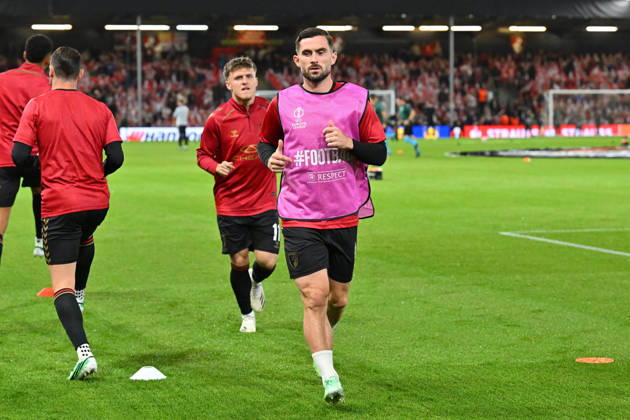 Bournemouth v Sturm Graz, Europa League Lewis Cook (4) of AFC Bournemouth warming up ahead of the Europa League match between Bournemouth and Sturm Graz at the Vitality Stadium, Bournemouth, UK on 15 October 2026. Bournemouth Vitality Stadium Dorset UK Editorial use only , Copyright: xGrahamxHuntx PSI-25011-0342