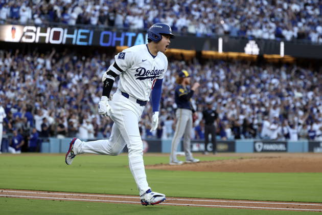 MLB, Baseball Herren, USA Postseason: NLCS Game 4 - Los Angeles Dodgers vs Milwaukee Brewers Los Angeles Dodgers designated hitter Shohei Ohtani runs the bases after hitting a home run during Game 4 of the National League Championship Series between the Los Angeles Dodgers and the Milwaukee Brewers at Dodger Stadium in Los Angeles, California, USA, 15 October 2026. LOS ANGELES CALIFORNIA UNITED STATES  Copyright: xCHRISxTORRESx
