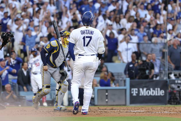 MLB, Baseball Herren, USA Postseason: NLCS Game 4 - Los Angeles Dodgers vs Milwaukee Brewers Los Angeles Dodgers designated hitter Shohei Ohtani drops his bat after hitting a home run during Game 4 of the National League Championship Series between the Los Angeles Dodgers and the Milwaukee Brewers at Dodger Stadium in Los Angeles, California, USA, 15 October 2026. LOS ANGELES CALIFORNIA UNITED STATES  Copyright: xCHRISxTORRESx