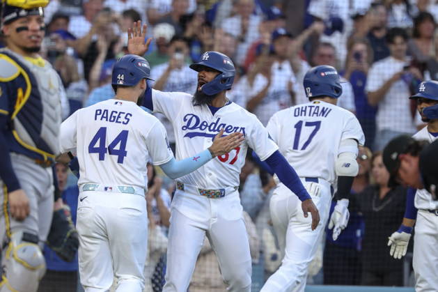 MLB, Baseball Herren, USA Postseason: NLCS Game 4 - Los Angeles Dodgers vs Milwaukee Brewers Los Angeles Dodgers outfielder Teoscar Hernandez (C) and teammate Andy Pages (L) celebrate designated hitter Shohei Ohtani s home run during Game 4 of the National League Championship Series between the Los Angeles Dodgers and the Milwaukee Brewers at Dodger Stadium in Los Angeles, California, USA, 15 October 2026. LOS ANGELES CALIFORNIA UNITED STATES  Copyright: xCHRISxTORRESx