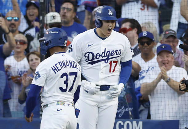 Los Angeles Dodgers designated hitter Shohei Ohtani (17) celebrates with Teoscar Hernandez (37) after hitting a three-run home run against the Milwaukee Brewers in the second inning during game four of the MLB, Baseball Herren, USA National League Championship Series at Dodger Stadium in Los Angeles, California, on Thursday, October 15, 2026.  LAP20261015711 CAROLINExBREHMAN