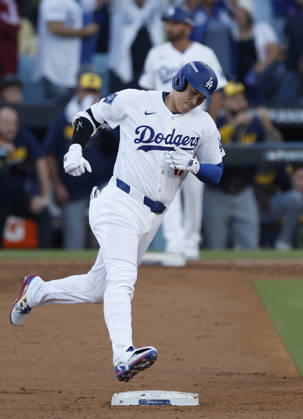 Los Angeles Dodgers designated hitter Shohei Ohtani (17) runs the bases after hitting a three-run home run against the Milwaukee Brewers in the second inning during game four of the MLB, Baseball Herren, USA National League Championship Series at Dodger Stadium in Los Angeles, California, on Thursday, October 15, 2026.  LAP20261015716 CAROLINExBREHMAN
