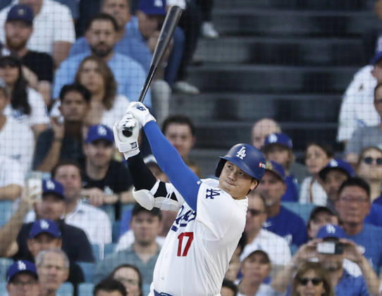 Los Angeles Dodgers designated hitter Shohei Ohtani (17) hits a three-run home run against the Milwaukee Brewers in the second inning during game four of the MLB, Baseball Herren, USA National League Championship Series at Dodger Stadium in Los Angeles, California, on Thursday, October 15, 2026.  LAP20261015719 CAROLINExBREHMAN