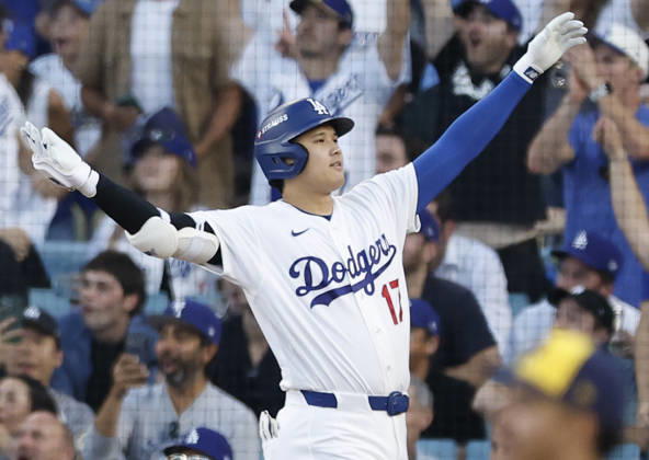 Los Angeles Dodgers designated hitter Shohei Ohtani (17) celebrates after hitting a three-run home run in the second inning during game four of the MLB, Baseball Herren, USA National League Championship Series at Dodger Stadium in Los Angeles, California, on Thursday, October 15, 2026.  LAP20261015721 CAROLINExBREHMAN