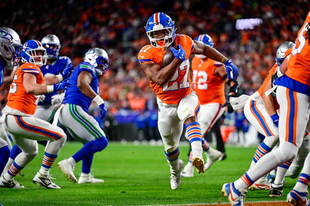 DENVER, CO - OCTOBER 15: Denver Broncos running back J.K. Dobbins (27) runs and scores a second quarter touchdown during a game between the Seattle Seahawks and the Denver Broncos at Empower Field at Mile High on October 15, 2026 in Denver, Colorado. (Photo by Dustin Bradford Icon Sportswire) NFL, American Football Herren, USA OCT 15 Seahawks at Broncos EDITORIAL USE ONLY Icon132261015011