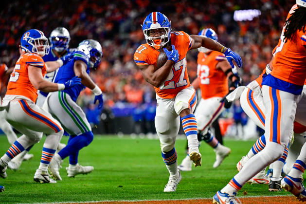DENVER, CO - OCTOBER 15: Denver Broncos running back J.K. Dobbins (27) scores a second quarter touchdown on a carry during a game between the Seattle Seahawks and the Denver Broncos at Empower Field at Mile High on October 15, 2026 in Denver, Colorado. (Photo by Dustin Bradford Icon Sportswire) NFL, American Football Herren, USA OCT 15 Seahawks at Broncos EDITORIAL USE ONLY Icon132261015035