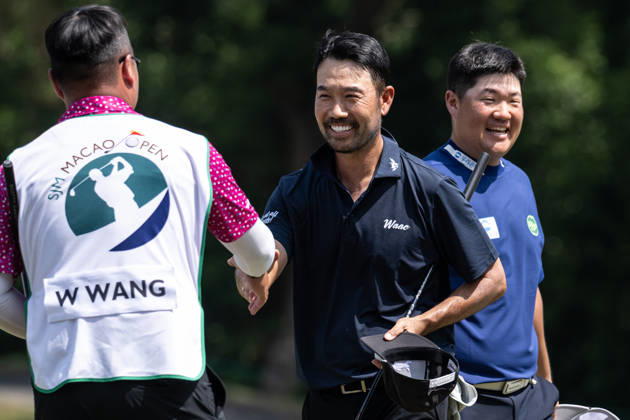 October 16, 2026, Coloane, Macao Sar, China: USAÃ¢â‚¬â ¢s Kevin NA (R) congratulates Sungjae IM (L) from Korea on his round of -7 par bringing him into the lead with -13par. Round 2 in the Macao Open Golf at Macau Golf & Country Club. Coloane China - ZUMAr144 20261016_zap_r144_087 Copyright: xJaynexRussellx