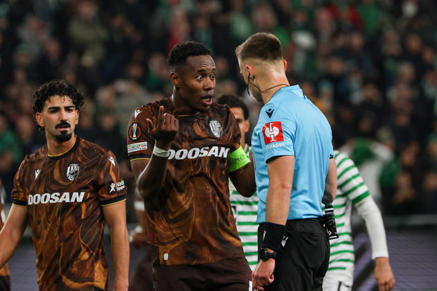 Ferencvaros V Viktoria Plzen - UEFA Europa League 2026 27 League Phase Match Day 2 Sampson Dweh of Viktoria Plzen and referee Damian Sylwestrzak are pictured during the UEFA Europa League 2026 27 League Phase Matchday 2 match between Ferencvaros and Viktoria Plzen at Groupama Arena in Budapest, Hungary, on October 15, 2026. Budapest Hungary  Copyright: xPalxGöllnerx originalFilename:gollner-notitle261015_npRo4.jpg