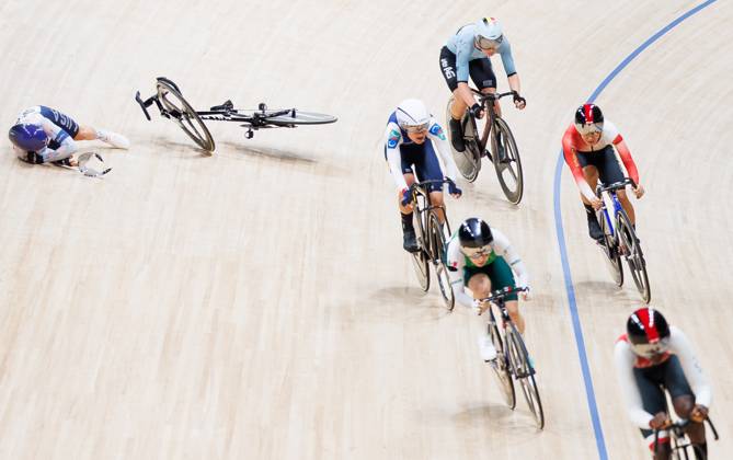 Belgian Lotte Kopecky (back R) rides past several cyclists who fell during the Scratch race of the Women s Omnium event at the UCI Track cycling, Rad, Radsport, Bahnrad, Bahn World Championships in Shanghai, China on Friday 16 October 2026. The worlds are taking place from 14 to 18 October 2026. BENOITxDOPPAGNE  x189963266x
