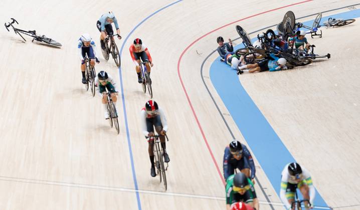 Belgian Lotte Kopecky (back C) rides past several cyclists who fell during the Scratch race of the Women s Omnium event at the UCI Track cycling, Rad, Radsport, Bahnrad, Bahn World Championships in Shanghai, China on Friday 16 October 2026. The worlds are taking place from 14 to 18 October 2026. BENOITxDOPPAGNE  x189963238x