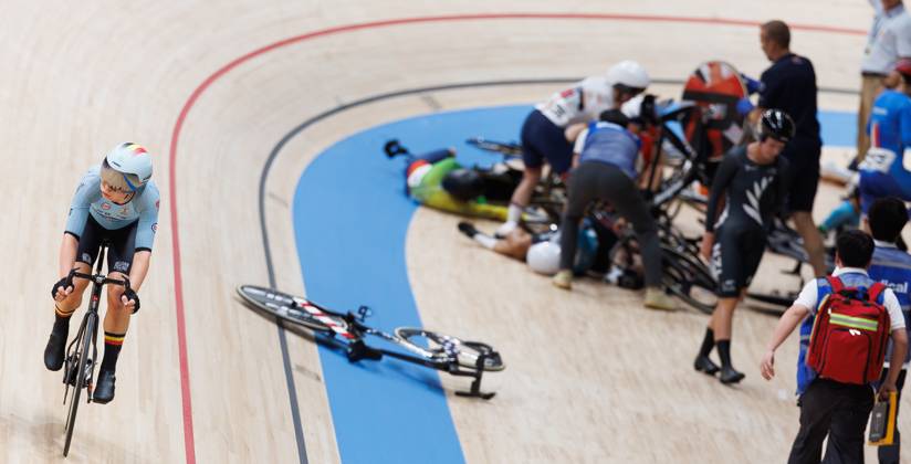 Belgian Lotte Kopecky rides past several cyclists who fell during the Scratch race of the Women s Omnium event at the UCI Track cycling, Rad, Radsport, Bahnrad, Bahn World Championships in Shanghai, China on Friday 16 October 2026. The worlds are taking place from 14 to 18 October 2026. BENOITxDOPPAGNE  x189963123x