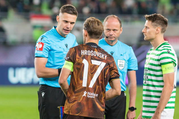 Ferencvaros v Viktoria Plzen, UEFA Europa League, Budapest, Hungary Budapest, Hungary. 15th, October 2026. Referee Damian Sylwestrzak seen with captains Patrik Hrosovsky (17) of Viktoria Plzen and Kristoffer Zachariassen (R) of Ferencvaros during the UEFA Europa League match between Ferencvaros and Viktoria Plzen at Groupama Arena in Budapest. Hungary, Budapest, Groupama Arena Copyright: xGonzalesxPhoto BalazsxPopalx