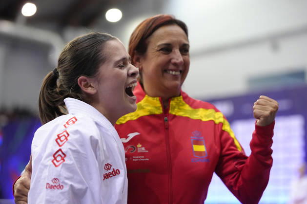 2026 World Cadet, Junior & U21, U 21 Karate Championships BIELSKO-BIALA, POLAND - OCTOBER 16: Celia Cofradas Del Castillo of Spain celebrates victory with her coach after the cadet female kumite -47kg semi-final at the 2026 World Cadet, Junior & U21 Karate Championships at Hala Pod Debowcem on October 16, 2026 in Bielsko-Biala, Poland. Bielsko-Biala Hala Pod Debowcem Poland Copyright: x2026xKaratexInsights PSxImagesxKjetilxWaber KaratexInsightsx