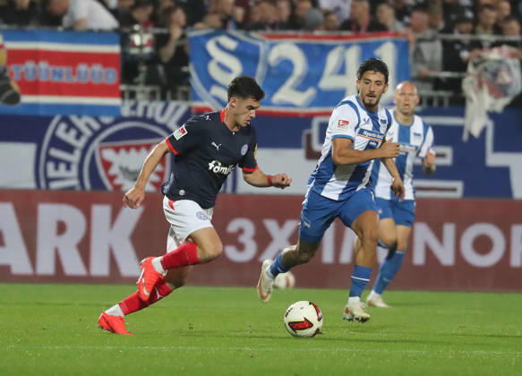 Guillermo Balzi (Holstein Kiel), Kevin Sessa (Hertha BSC Berlin) Fussball, Herren, Saison 2026 2027, 2.BL, Holstein Stadion, Holstein Kiel gegen Hertha BSC Berlin DFL REGULATIONS PROHIBIT ANY USE OF PHOTOGRAPHS AS IMAGE SEQUENCES AND OR QUASI-VIDEO.