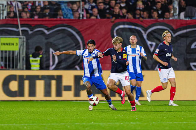 Kevin Sessa (Hertha BSC, 08), Till Wiese (Holstein Kiel, 43) GER, Holstein Kiel vs. Hertha BSC, Fußball, 2. Bundesliga, Spieltag 08, Saison 2026 2027, 16.10.2026 DFL REGULATIONS PROHIBIT ANY USE OF PHOTOGRAPHS AS IMAGE SEQUENCES AND OR QUASI-VIDEO GER, Holstein Kiel vs. Hertha BSC, Fußball, 2. Bundesliga, Spieltag 08, Saison 2026 2027, 16.10.2026 Kiel Copyright: xEibner-Pressefoto MarcelxvonxFehrnx EP_MFN