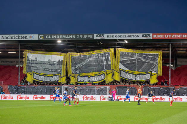 16.10.2026 Fußball 2. Bundesliga Männer Saison 2026 2027 8. Spieltag Holstein Kiel - Hertha BSC (Kiel in Dunkelblau, Berlin in Weiß Blau gestreift) Choreografie der Kielerr Fans zum Anpfiff Kiel Holstein Stadion, Westring 501 Schleswig Holstein Deutschland