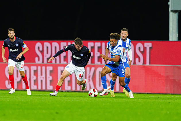 Leon Parduzi (Holstein Kiel, 40), Oluwaseun Adewumi (Hertha BSC, 19) GER, Holstein Kiel vs. Hertha BSC, Fußball, 2. Bundesliga, Spieltag 08, Saison 2026 2027, 16.10.2026 DFL REGULATIONS PROHIBIT ANY USE OF PHOTOGRAPHS AS IMAGE SEQUENCES AND OR QUASI-VIDEO GER, Holstein Kiel vs. Hertha BSC, Fußball, 2. Bundesliga, Spieltag 08, Saison 2026 2027, 16.10.2026 Kiel Copyright: xEibner-Pressefoto MarcelxvonxFehrnx EP_MFN