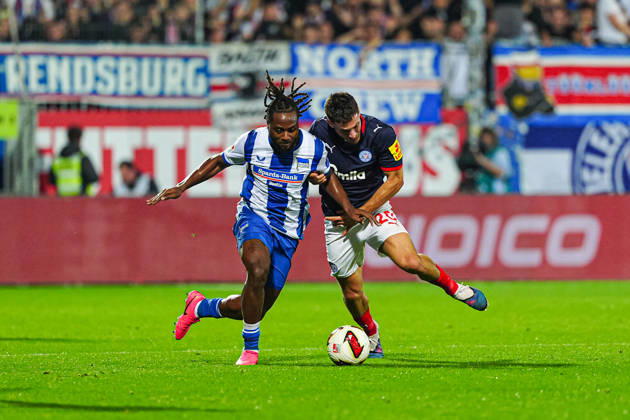 Deyovaisio Zeefuik (Hertha BSC, 42), Adrian Kapralik (Holstein Kiel, 20) GER, Holstein Kiel vs. Hertha BSC, Fußball, 2. Bundesliga, Spieltag 08, Saison 2026 2027, 16.10.2026 DFL REGULATIONS PROHIBIT ANY USE OF PHOTOGRAPHS AS IMAGE SEQUENCES AND OR QUASI-VIDEO GER, Holstein Kiel vs. Hertha BSC, Fußball, 2. Bundesliga, Spieltag 08, Saison 2026 2027, 16.10.2026 Kiel Copyright: xEibner-Pressefoto MarcelxvonxFehrnx EP_MFN