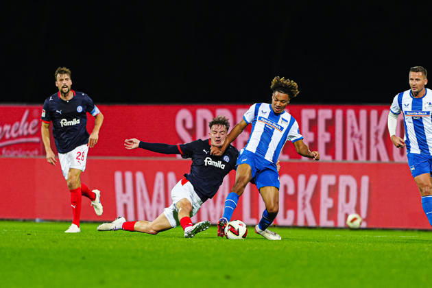 Leon Parduzi (Holstein Kiel, 40), Oluwaseun Adewumi (Hertha BSC, 19) GER, Holstein Kiel vs. Hertha BSC, Fußball, 2. Bundesliga, Spieltag 08, Saison 2026 2027, 16.10.2026 DFL REGULATIONS PROHIBIT ANY USE OF PHOTOGRAPHS AS IMAGE SEQUENCES AND OR QUASI-VIDEO GER, Holstein Kiel vs. Hertha BSC, Fußball, 2. Bundesliga, Spieltag 08, Saison 2026 2027, 16.10.2026 Kiel Copyright: xEibner-Pressefoto MarcelxvonxFehrnx EP_MFN