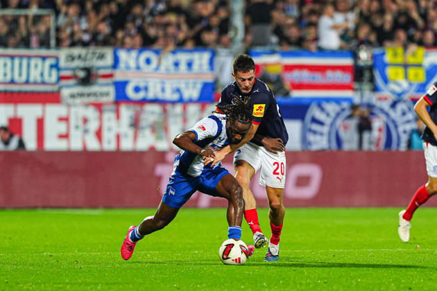 Deyovaisio Zeefuik (Hertha BSC, 42), Adrian Kapralik (Holstein Kiel, 20) GER, Holstein Kiel vs. Hertha BSC, Fußball, 2. Bundesliga, Spieltag 08, Saison 2026 2027, 16.10.2026 DFL REGULATIONS PROHIBIT ANY USE OF PHOTOGRAPHS AS IMAGE SEQUENCES AND OR QUASI-VIDEO GER, Holstein Kiel vs. Hertha BSC, Fußball, 2. Bundesliga, Spieltag 08, Saison 2026 2027, 16.10.2026 Kiel Copyright: xEibner-Pressefoto MarcelxvonxFehrnx EP_MFN