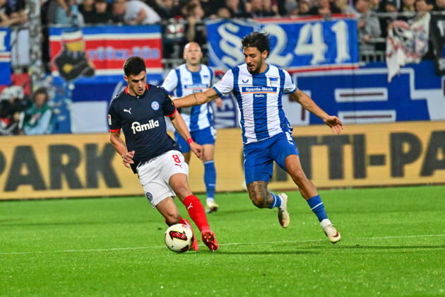 16.10.2026, Fußball, Herren, 2.BL (Bundesliga), Saison 2026 2027, Holstein Kiel - Hertha BSC Berlin, 8. Spieltag, KSV, Holstein-Stadion, Letzter gegen Tabellenführer Guillermo Balzi am Ball gegen Kevin Simone Sessa Kiel, Holstein-Stadion Holstein-Stadion Schleswig-Holstein Deutschland