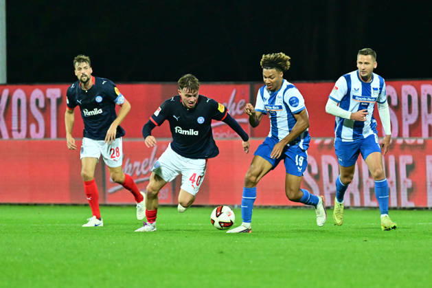 16.10.2026, Fußball, Herren, 2.BL (Bundesliga), Saison 2026 2027, Holstein Kiel - Hertha BSC Berlin, 8. Spieltag, KSV, Holstein-Stadion, Letzter gegen Tabellenführer Leon Parduzi gegen Deyovaisio Evan Zeefuik Kiel, Holstein-Stadion Holstein-Stadion Schleswig-Holstein Deutschland