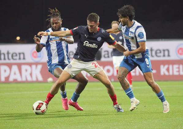 Deyovaisio Zeefuik (Hertha BSC Berlin), Adrian Kapralik (Holstein Kiel), Kevin Sessa (Hertha BSC Berlin) Fussball, Herren, Saison 2026 2027, 2.BL, Holstein Stadion, Holstein Kiel gegen Hertha BSC Berlin DFL REGULATIONS PROHIBIT ANY USE OF PHOTOGRAPHS AS IMAGE SEQUENCES AND OR QUASI-VIDEO.