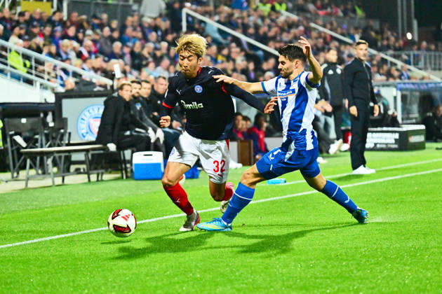 16.10.2026, Fußball, Herren, 2.BL (Bundesliga), Saison 2026 2027, Holstein Kiel - Hertha BSC Berlin, 8. Spieltag, KSV, Holstein-Stadion, Letzter gegen Tabellenführer Hiroki Sekine am Ball gegen Josip Brekalo Kiel, Holstein-Stadion Holstein-Stadion Schleswig-Holstein Deutschland