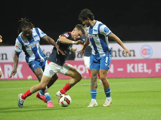 Deyovaisio Zeefuik (Hertha BSC Berlin), Adrian Kapralik (Holstein Kiel), Kevin Sessa (Hertha BSC Berlin) Fussball, Herren, Saison 2026 2027, 2.BL, Holstein Stadion, Holstein Kiel gegen Hertha BSC Berlin DFL REGULATIONS PROHIBIT ANY USE OF PHOTOGRAPHS AS IMAGE SEQUENCES AND OR QUASI-VIDEO.